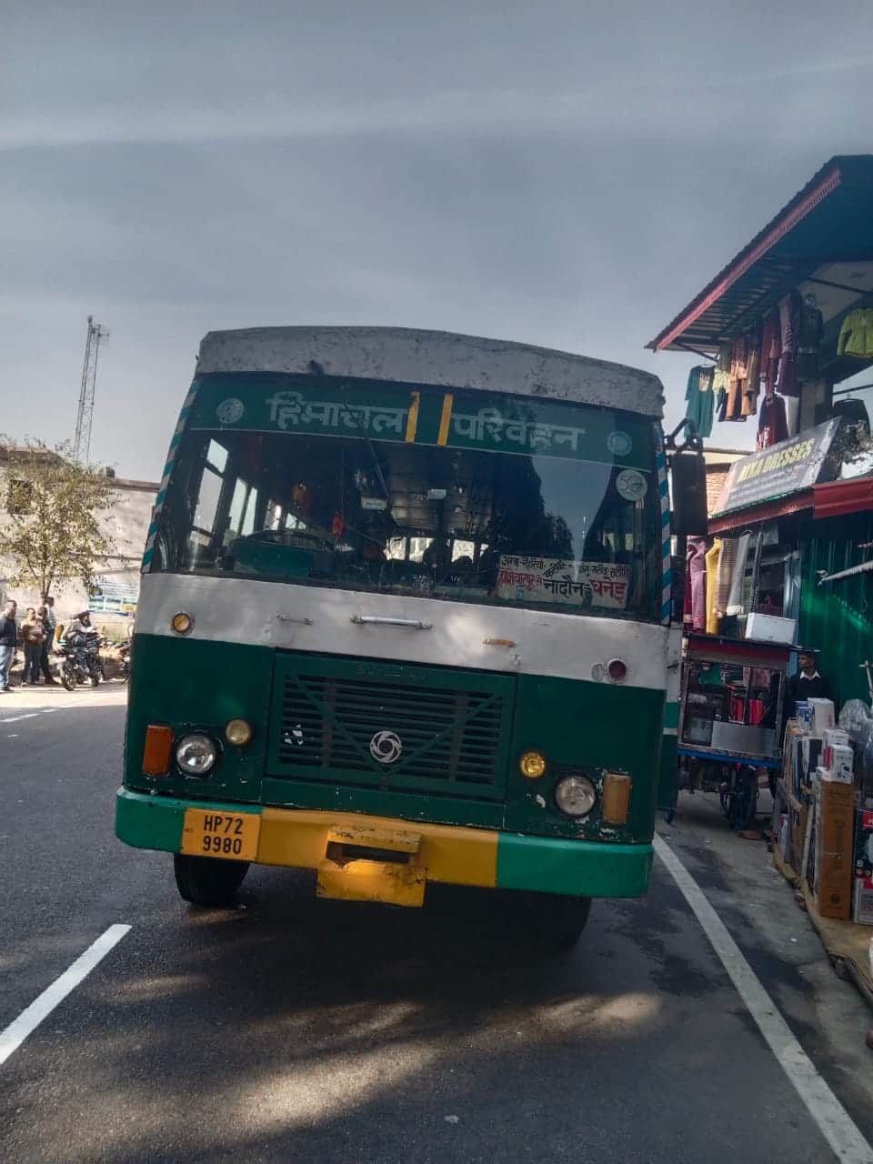 रक्कड में नारकोटिक्स विभाग की टीम ने रोकी एचआरटीसी की बस। स्रोत: जागरूक पाठक