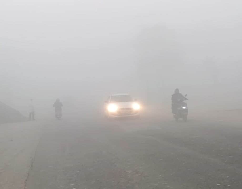सहारनपुर के बेहट रोड पर घने कोहरे के बीच आते वाहन