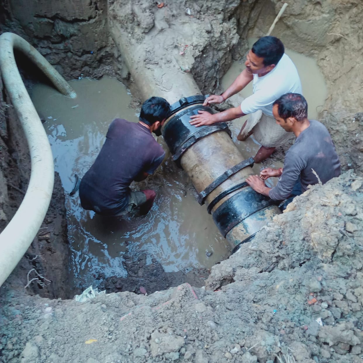 A pipeline burst in Saket, leaving 20,000 people thirsty for drinking water.
