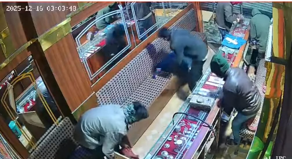 Jewellery worth lakhs of rupees stolen from a jewellery showroom in Badhra; angry traders stage protest