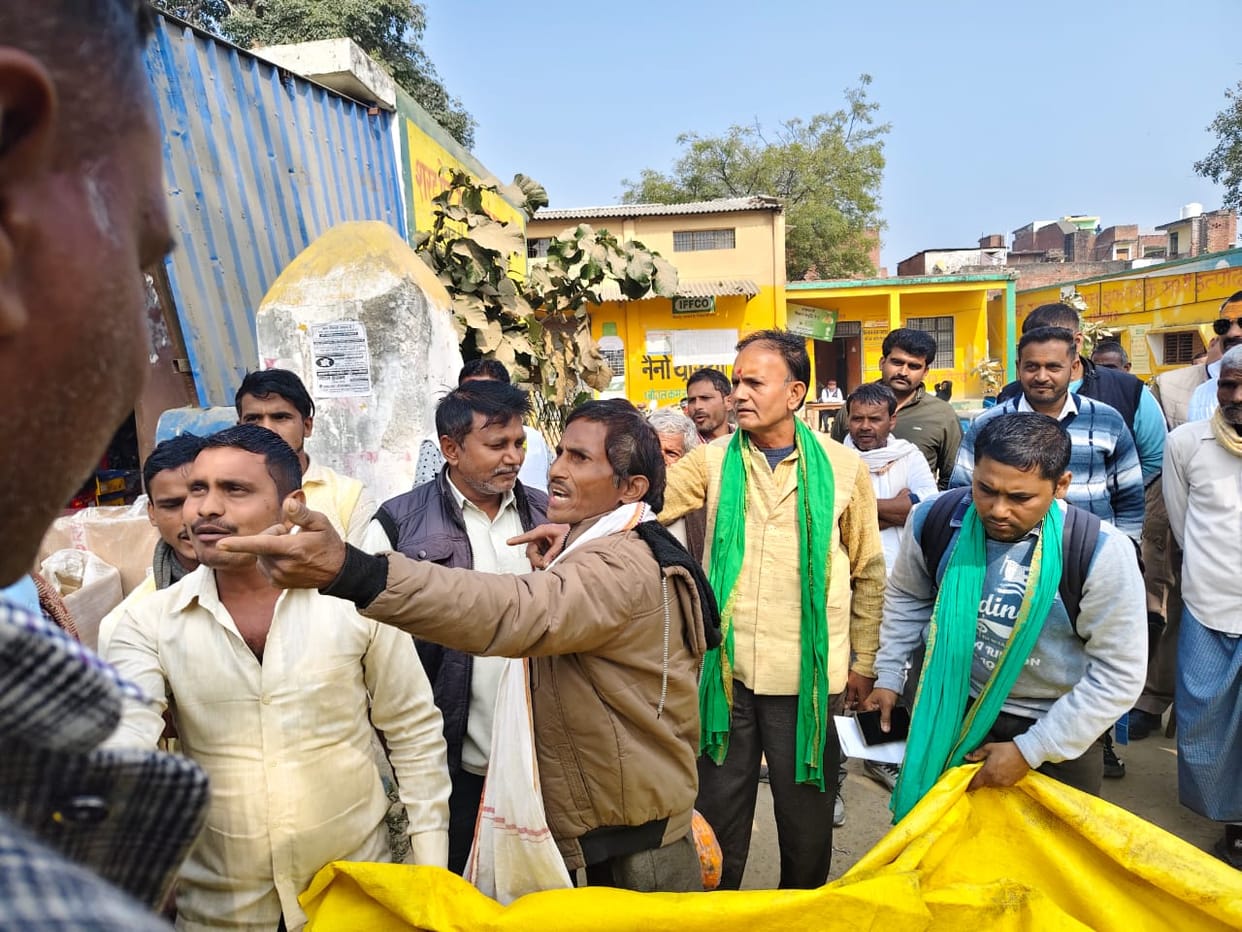 Farmers demonstrated and submitted a memorandum regarding their demands