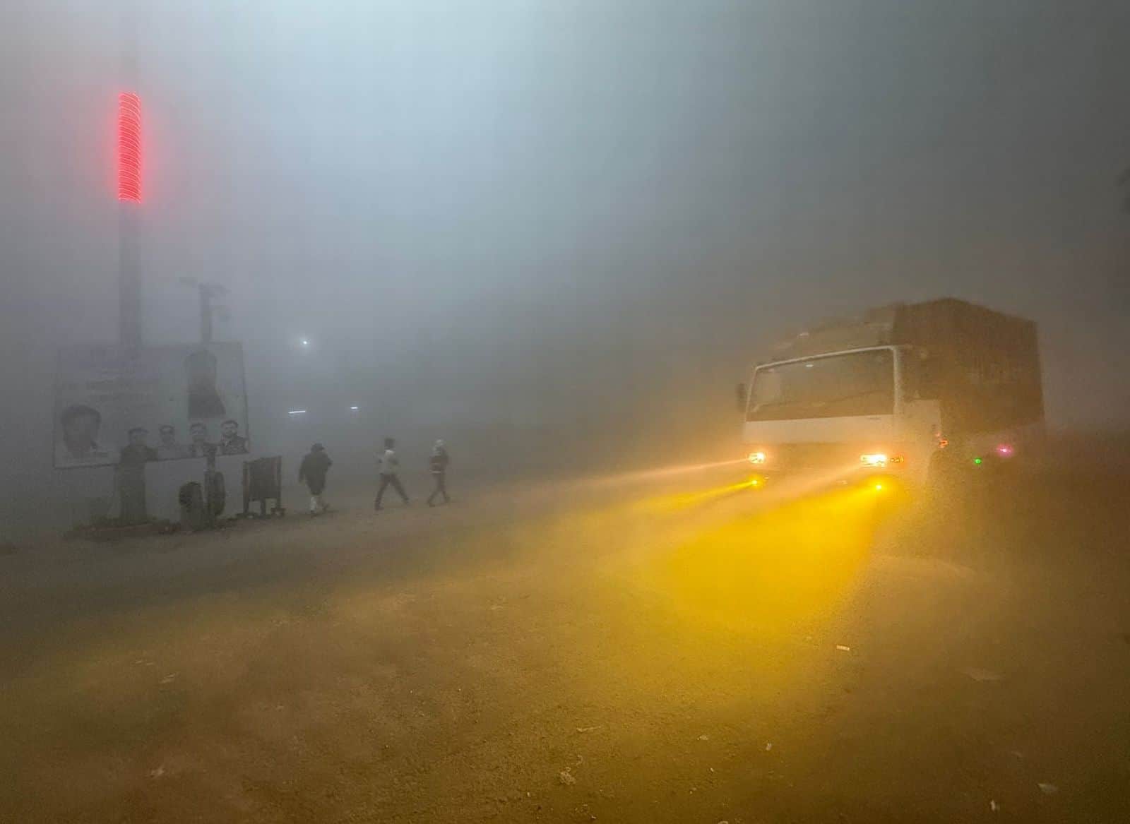 शहर के पटेल चौक से कोहरे में निकलते वाहन। संवाद