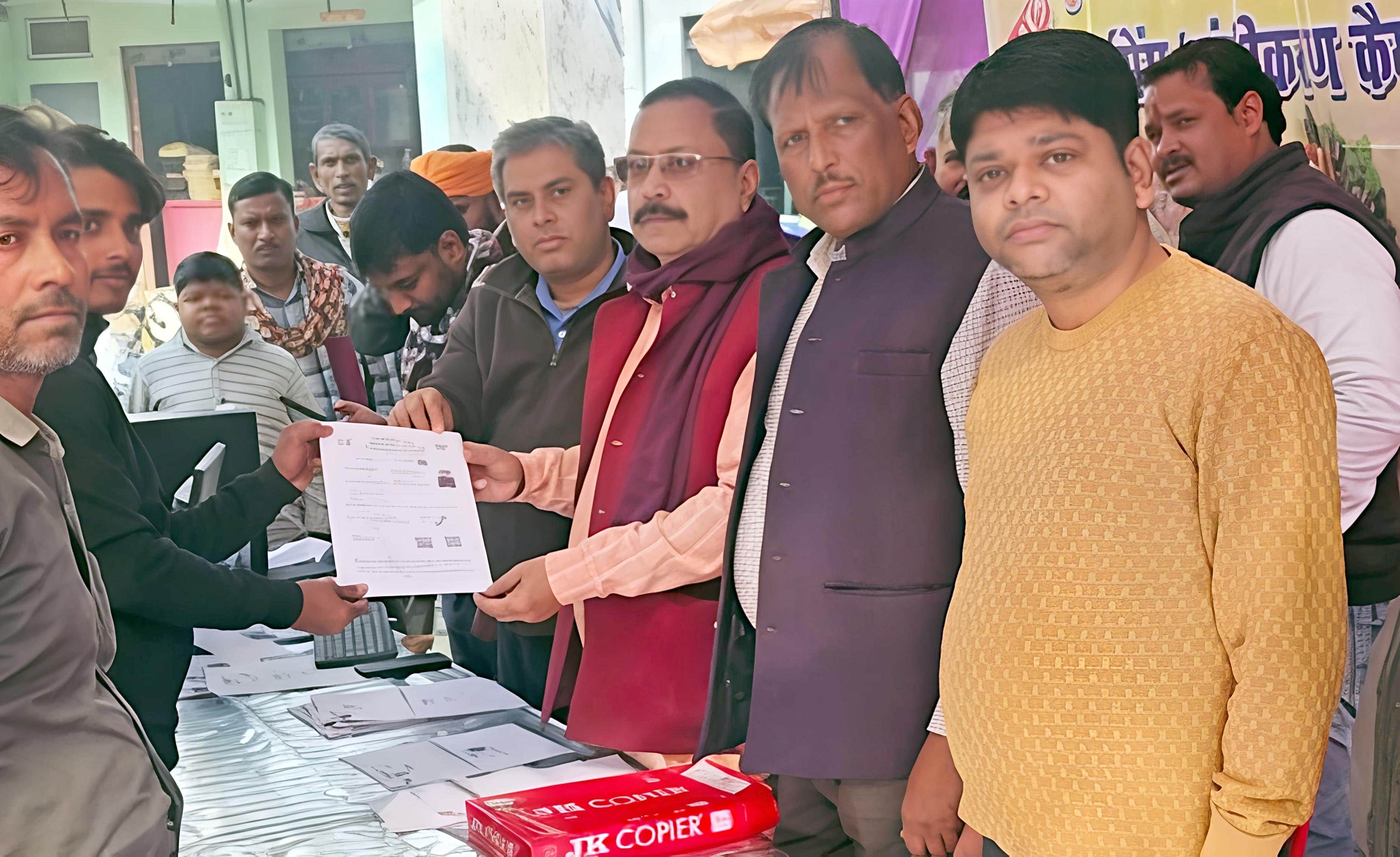 शिविर में पटरी व्यवसायीयों को पंजीकरण प्रमाणपत्र सौंपते अधिकारी। स्रोत- व्यापार मंडल