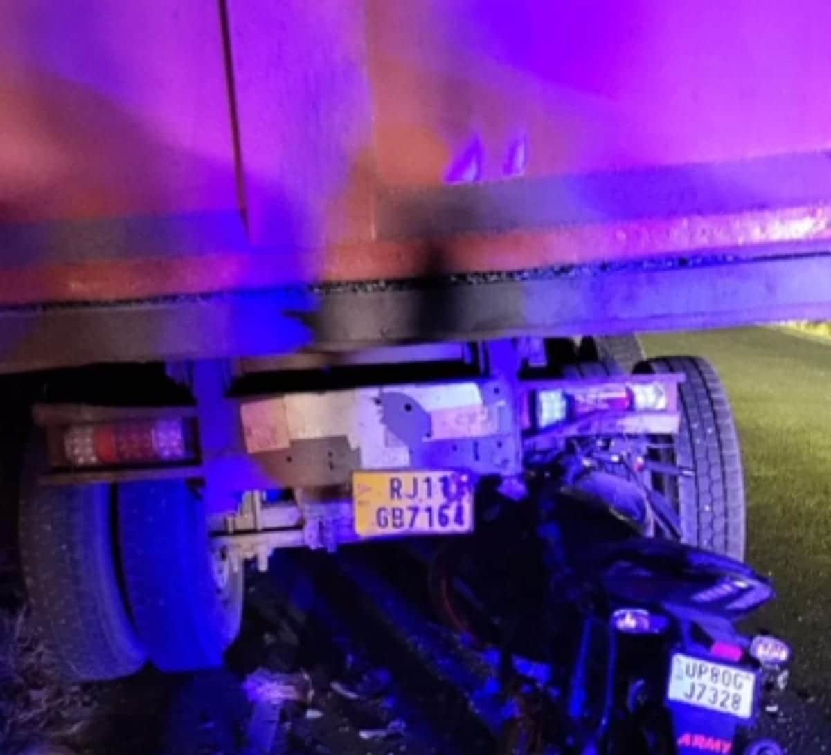 टूंडला मार्ग पर सेवला मोड़ के पास डंपर में पीछे से घुसी बाइक। स्रोत वीडियोग्रेव