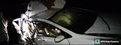 Umaria News: A speeding car overturned on Tala road, killing three friends.