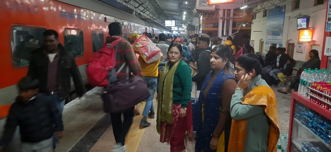 Barauni Clone 13 and Vaishali Express arrived 10 hours late, causing trouble for passengers