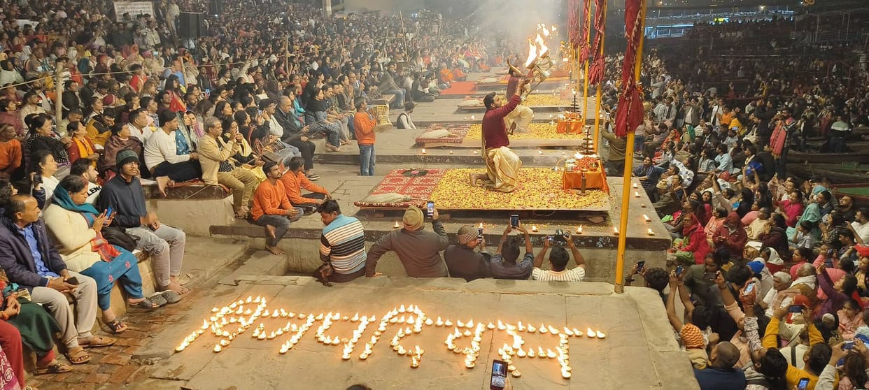 1100 lamps were lit on the banks of the Ganga on Vijay Diwas