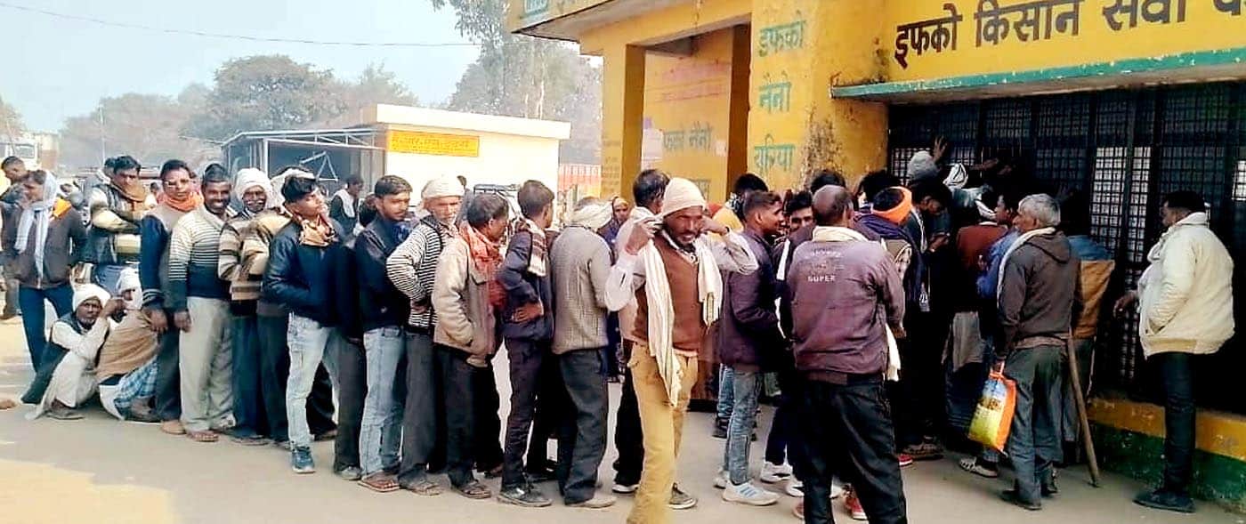 उझानी में यूरिया खाद को जुटे किसान। संवाद