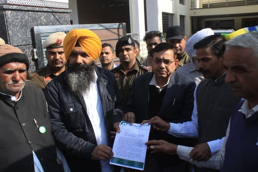 Farmers raised their voice against the paddy scam.