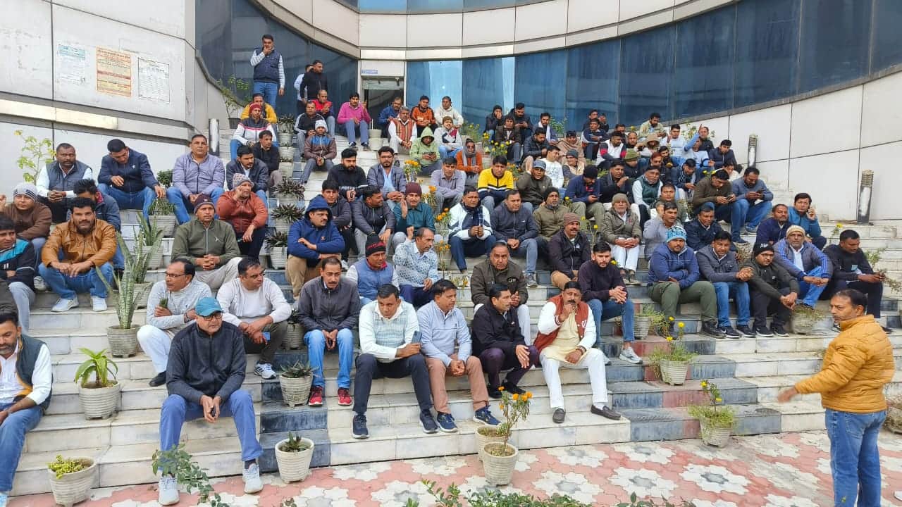 06...रोहतक के सर्कल कार्यालय में ऑनलाइन तबादला नीति के विरुद्ध विरोध प्रदर्शन करते बिजली निगम क