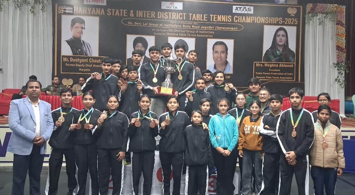 29...अंतर जिला टेबल टेनिस प्रतियोगिता में रोहतक की विजेता टीम कोच व आयोजकों के साथ। स्रोत : कोच