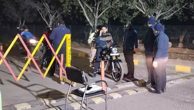 35...रोहतक स्थित एमडीयू के गेट पर जांच करते सुरक्षाकर्मी। संवाद