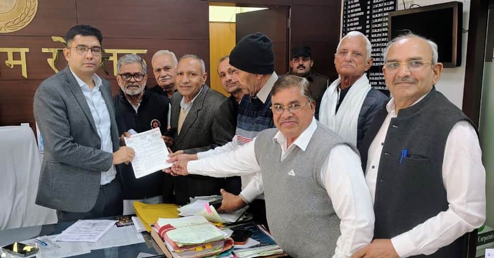 39...निगम आयुक्त एवं हुडा प्रशासक डॉ. आनंद शर्मा से मिलने पहुंचे प्रतिनिधिमंडल के सदस्य। स्रोत