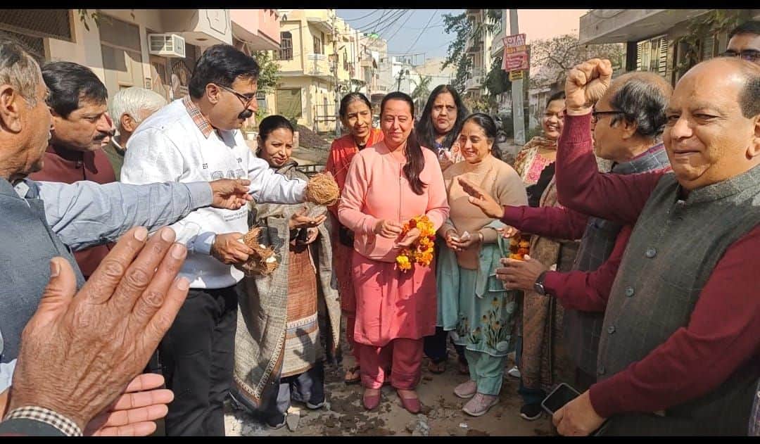 40...नगर निगम वार्ड 14 में नारियल फोड़कर सड़क का शुभारंभ करती पार्षद कंचन खुराना व अन्य। स्रोत 