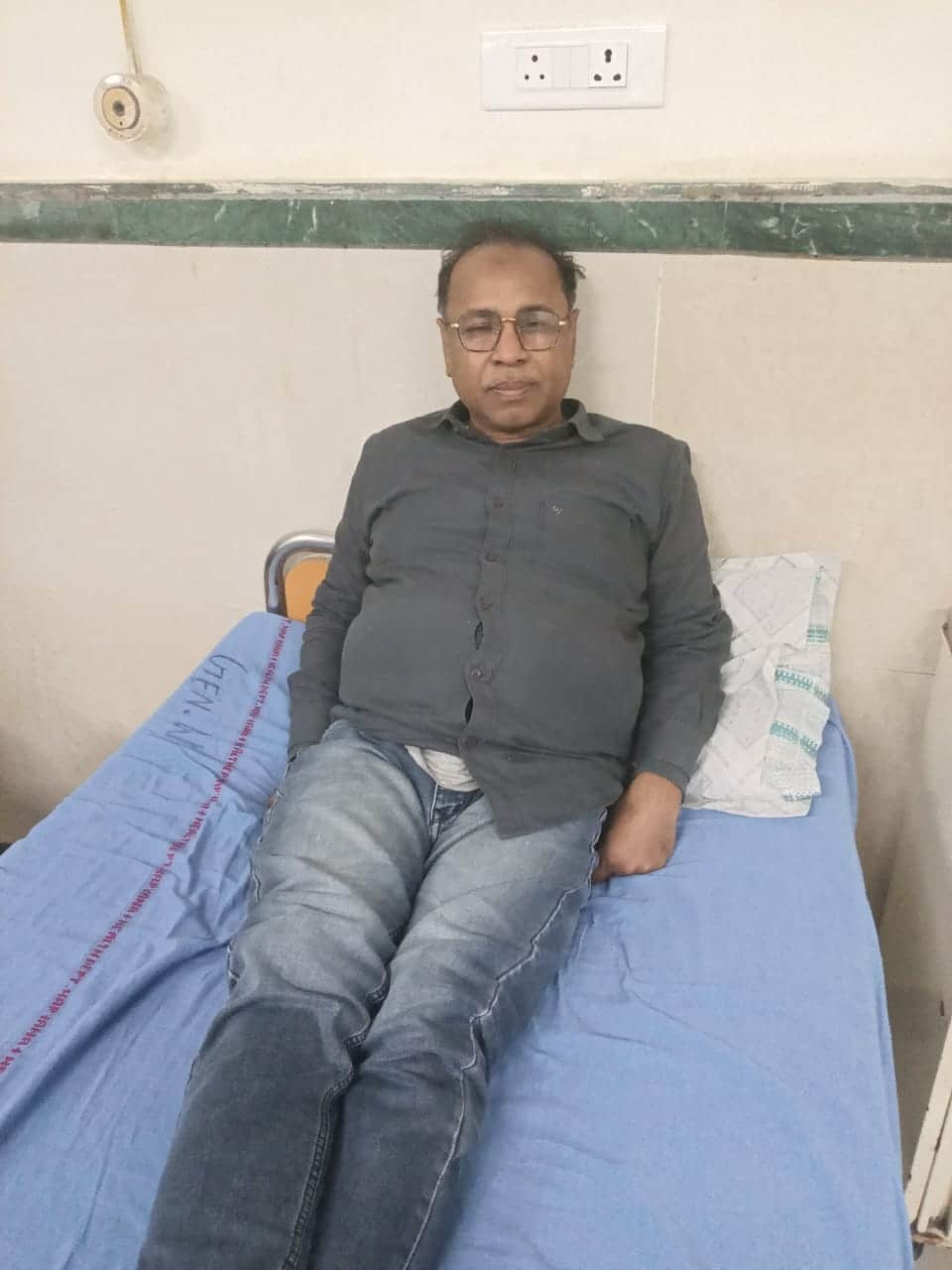 41...नागरिक अस्पताल में उपचाराधीन संस्था के सचिव राधे श्याम। स्रोत : स्वयं