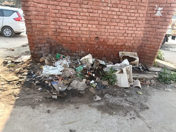 The old grain market is in a dilapidated state, with garbage, waterlogging and toilets becoming a problem