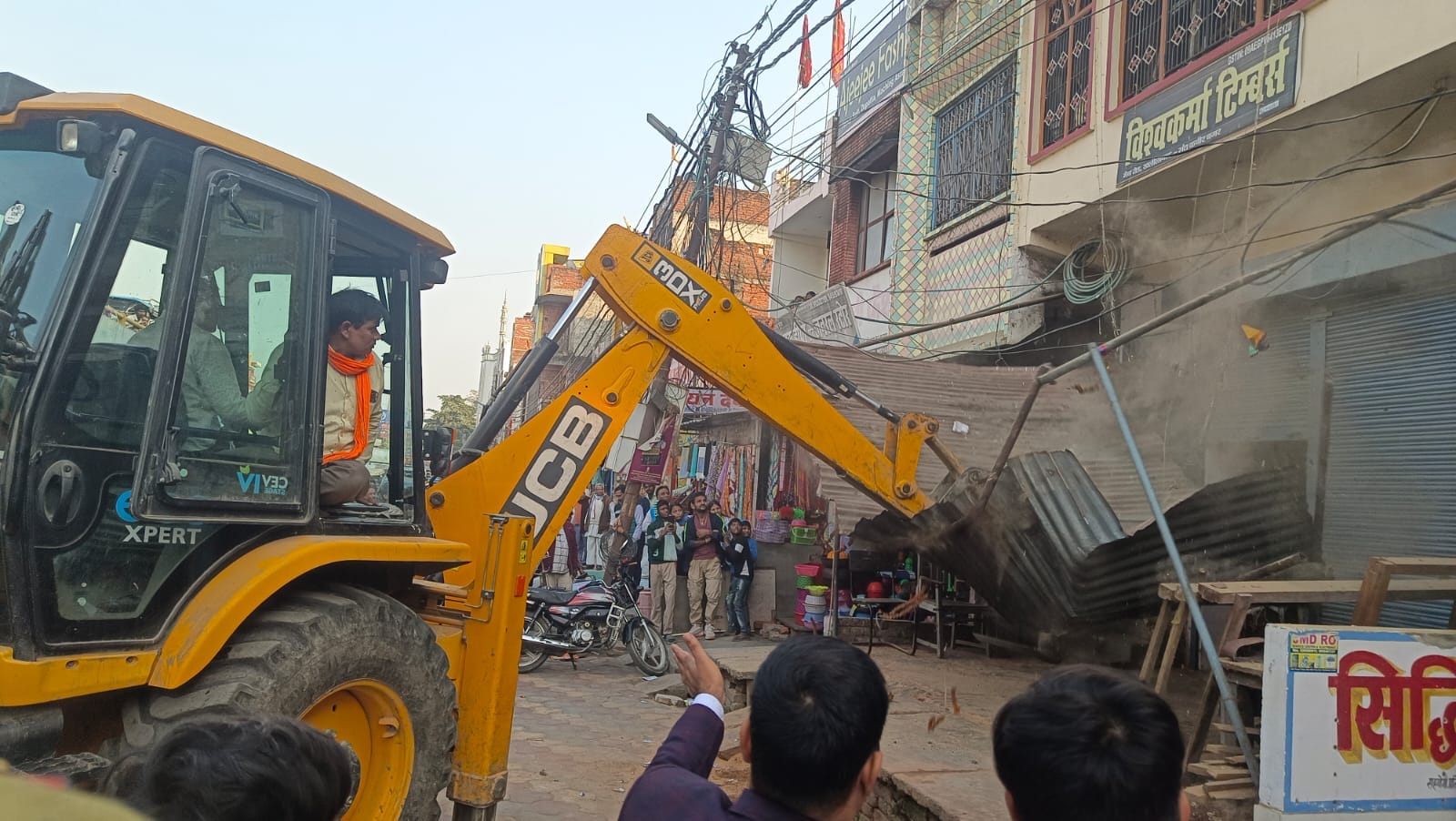 The anti-encroachment squad launched a massive operation, clearing the sidewalks of encroachments.