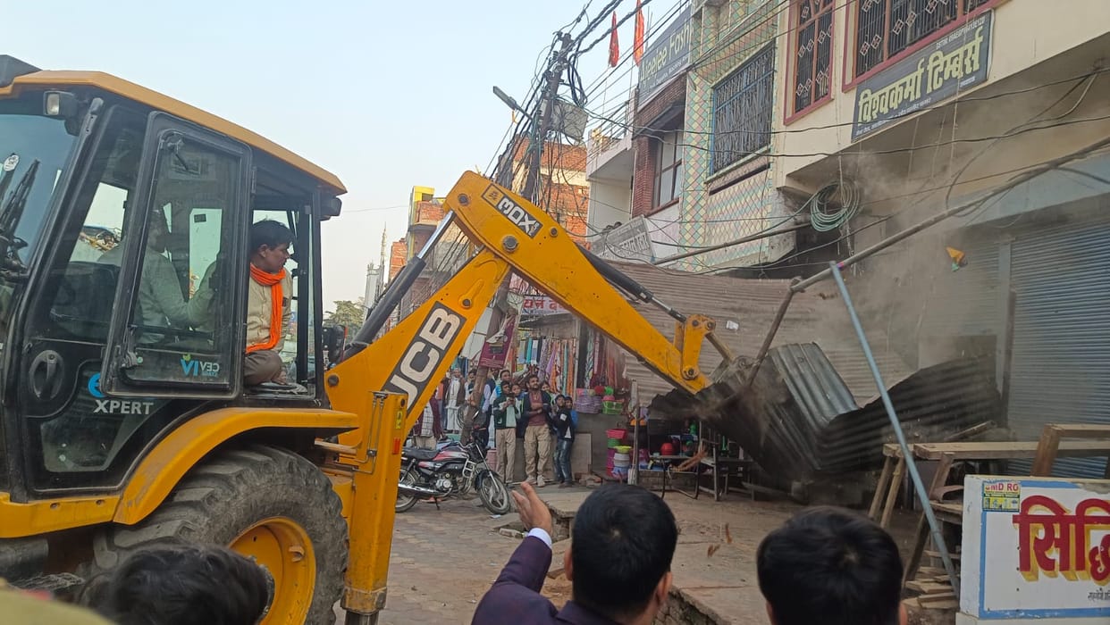 The anti-encroachment squad launched a massive operation, clearing the sidewalks of encroachments.