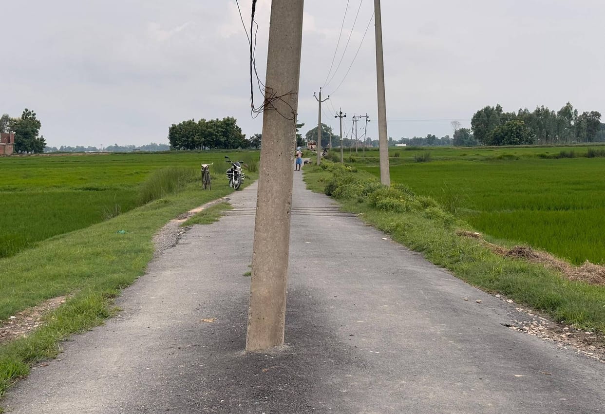 Siddharthnagar News: Poles remain in the middle of the road...will increase the danger in fog