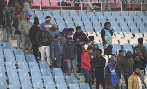 Fog and mist dampen the enthusiasm of cricket fans