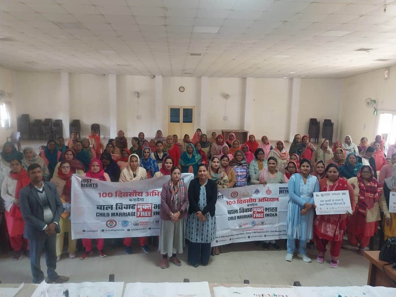 बाल विवाह मुक्त अभियान के तहत आयोजित कार्यक्रम में आंगनबाड़ी कार्यकर्ताओं को जागरूक करते हुए। स