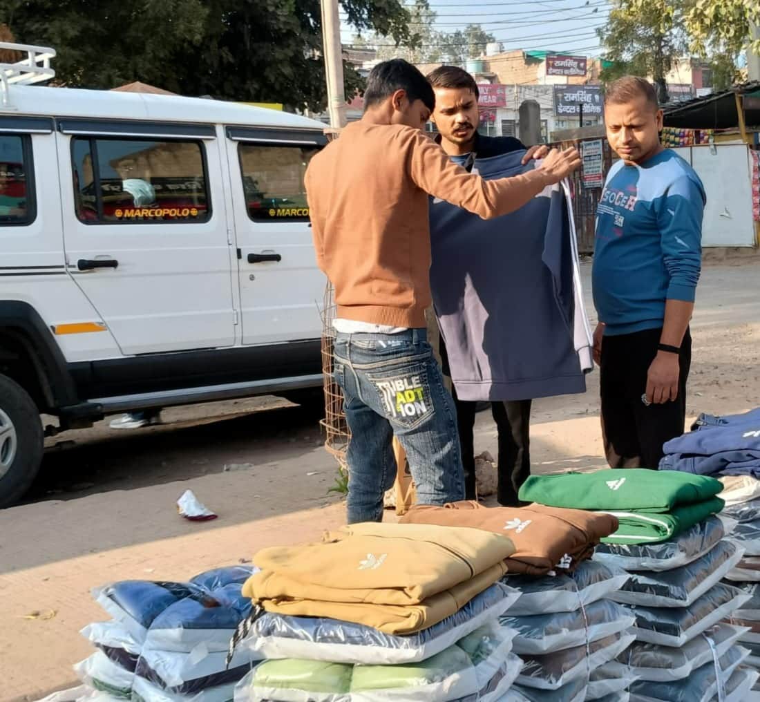 ब्रास मार्केट के पास जैकेट की खरीदारी करते लोग। संवाद