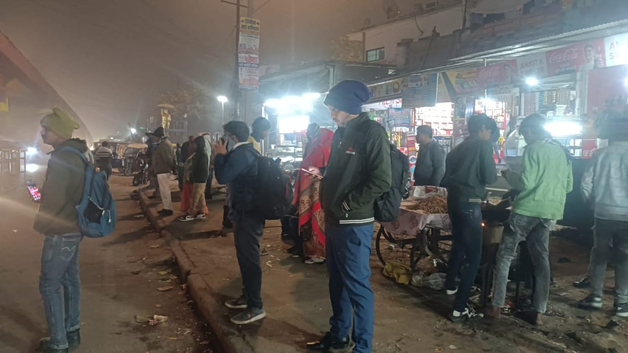 Due to the fog, buses and trains are running late, causing increased inconvenience for passengers.