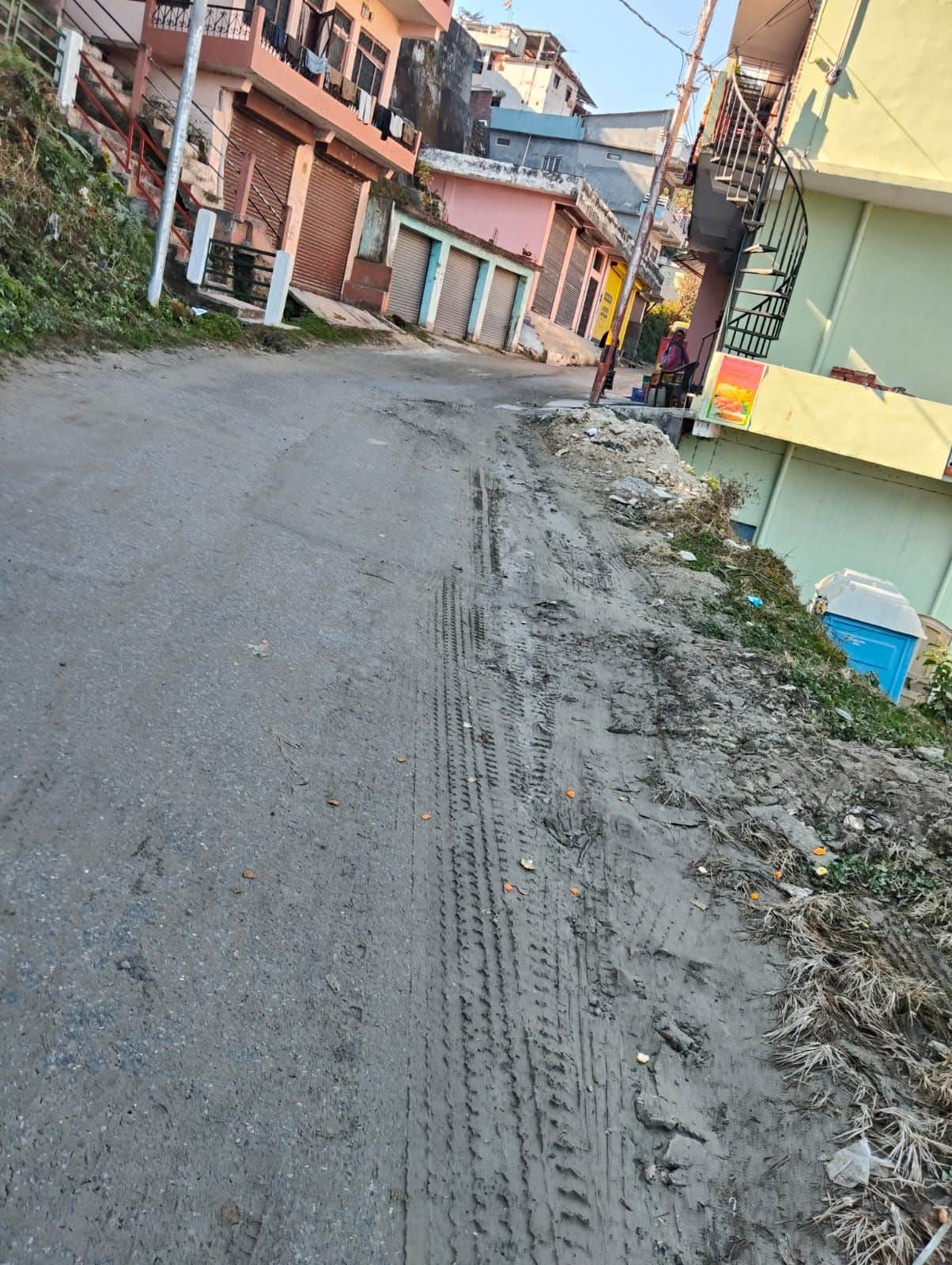 डीडीहाट में गमस्याल धार के पास पाले के कारण खतरनाक बनी सड़क। संवाद