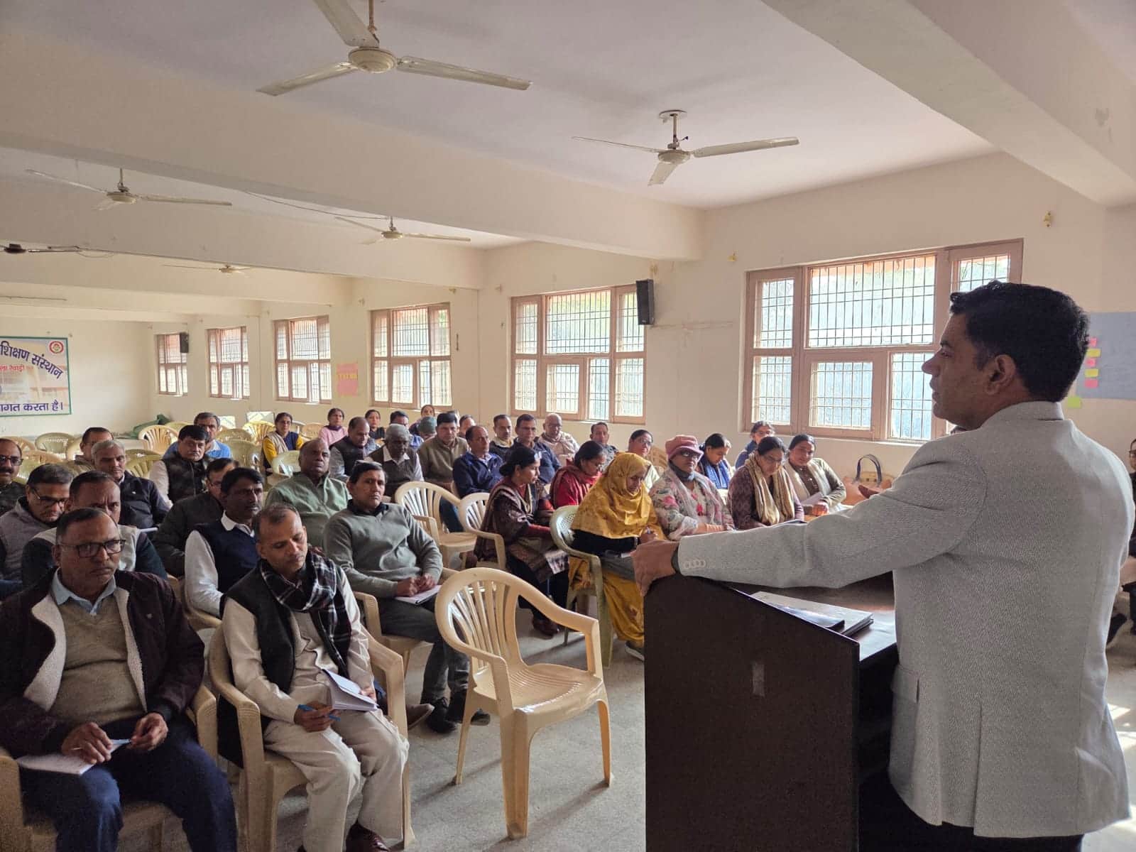 डायट हुसैनपुर में शिक्षकों संबोधित करते निरीक्षक डॉ. संजय प्रकाश कौशिक। स्रोत : विभाग