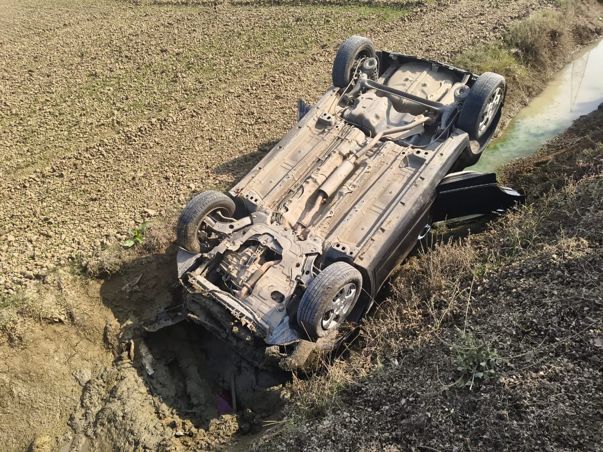 An out-of-control car fell into a ditch, injuring three people, including a woman.