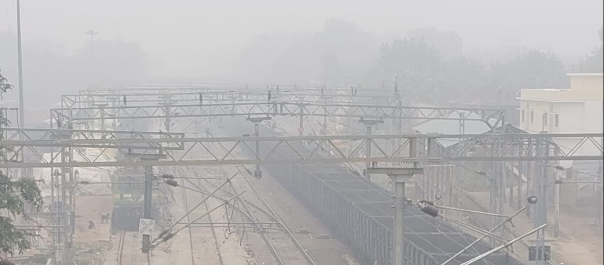 Fog blankets city, long-distance trains affected