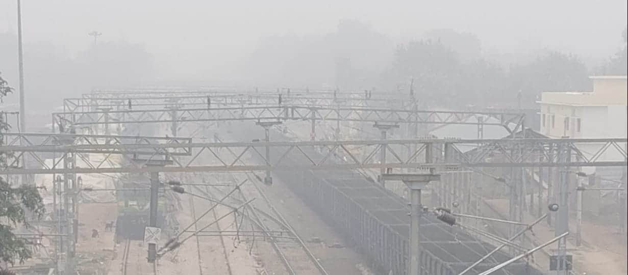 फोटो - 06 दिन में 12 बजे कोहरे की चादर से ढहा बांदा का रेलवे स्टेशन। संवाद