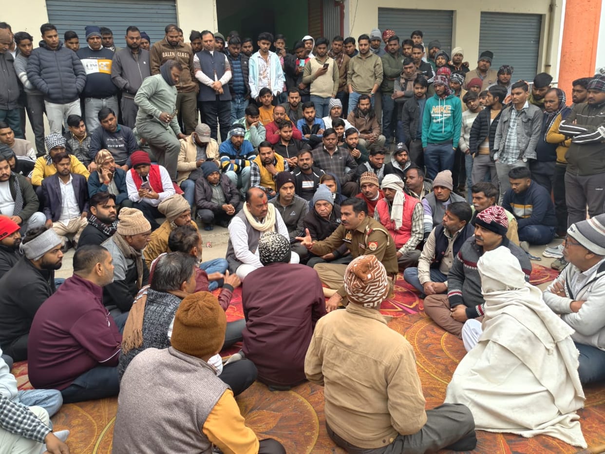 mainpuri news traders protest
