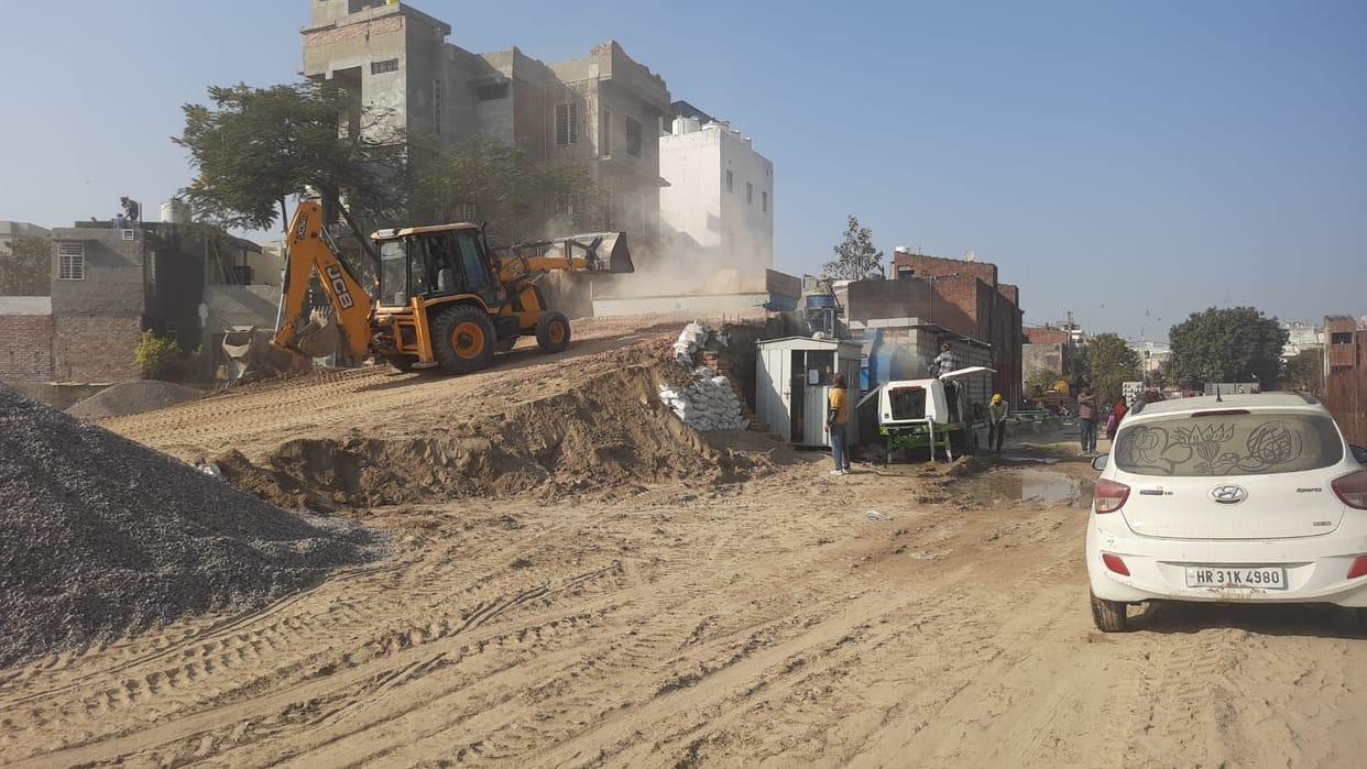The construction of the maternal and child health center is proceeding, bypassing GRAP-4 guidelines.