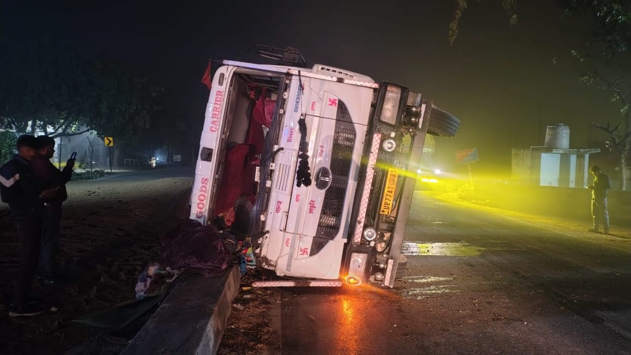 mainpuri news road accident truck uncontrolled