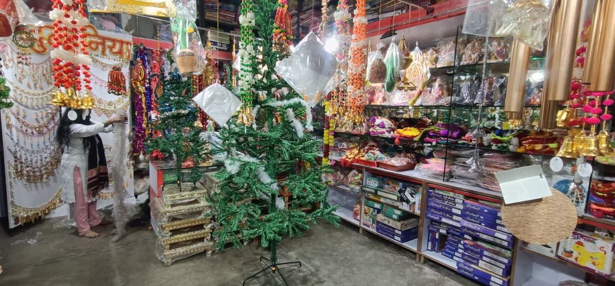 Christmas: Gift items add to the merriment, brighten up markets