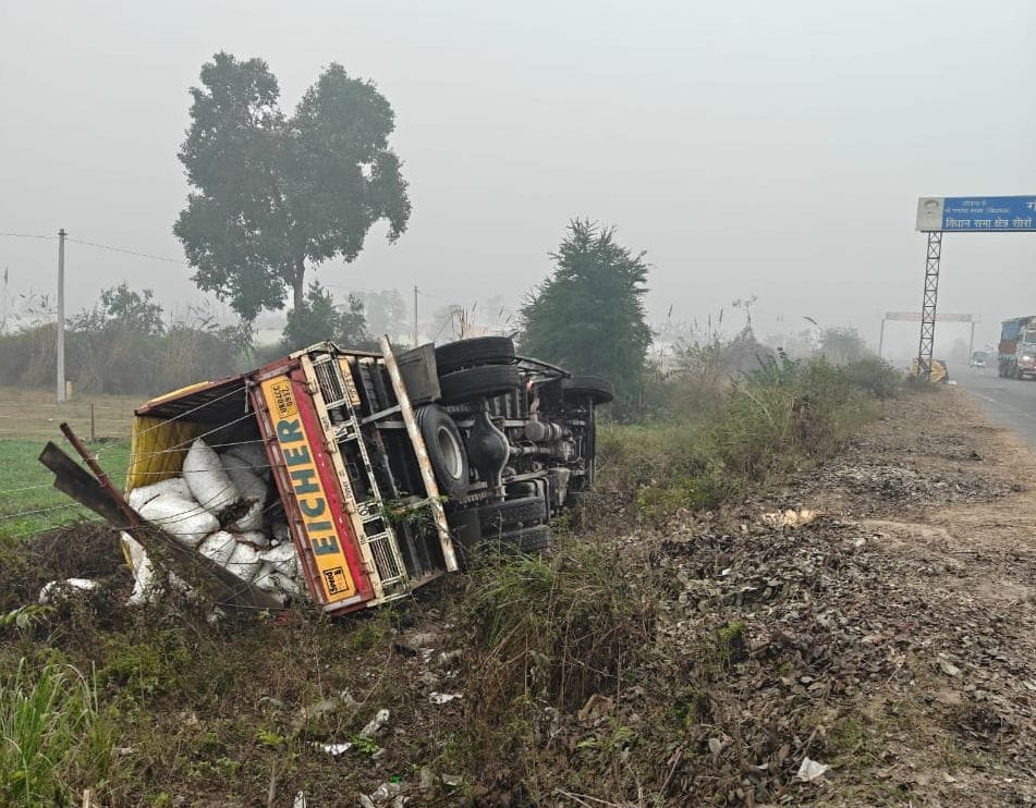 Truck lost control and overturned at Kachla barrier in dense fog