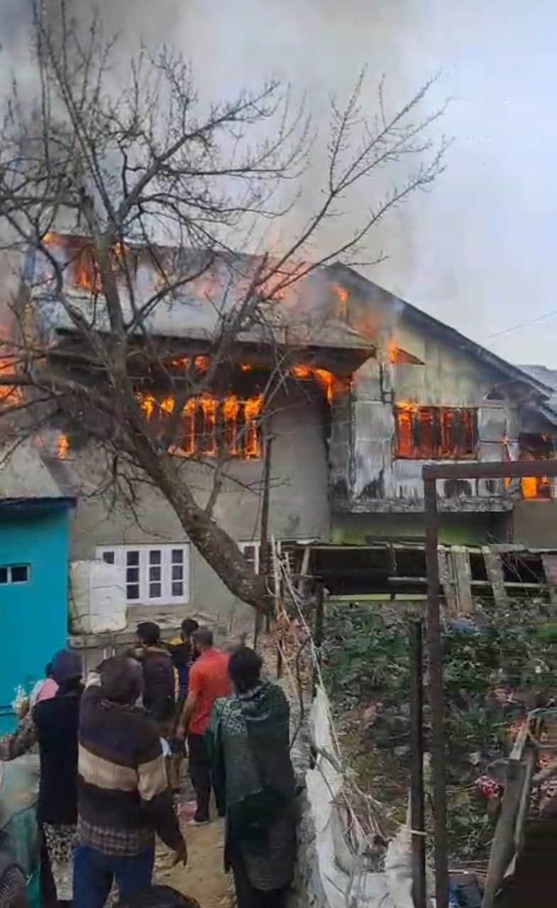 घर में लगी आग।