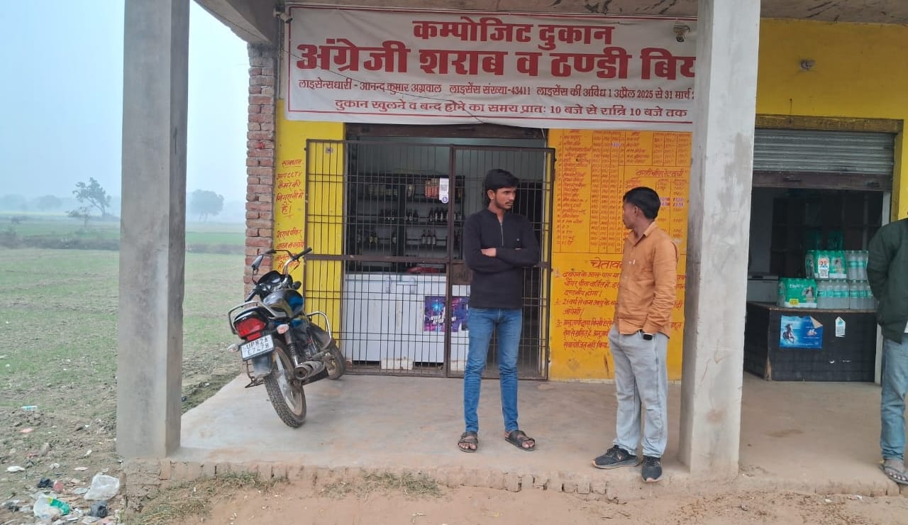 Masked miscreants looted a liquor shop and opened fire.