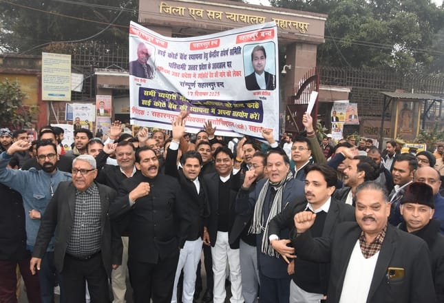 Advocates from across the district roared for the establishment of High Court bench
