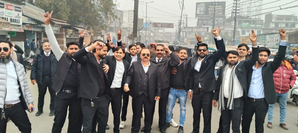 Advocates closed their chambers and took to the streets demanding a High Court bench.