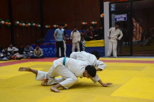 जूडो प्रतियोगिता में भिड़ते खिलाड़ी