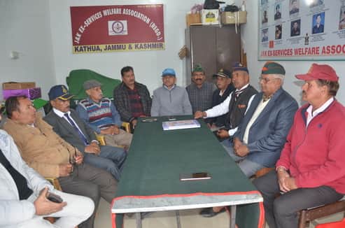 जंगलोट माेड़ स्थित कार्यालय में बैठक करते पूर्व सैनिक