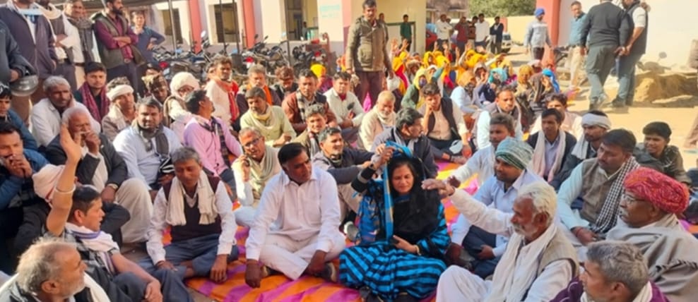 अस्पताल में आरोपियों की गिरफ्तारी की मांग को लेकर धरना देते लोग