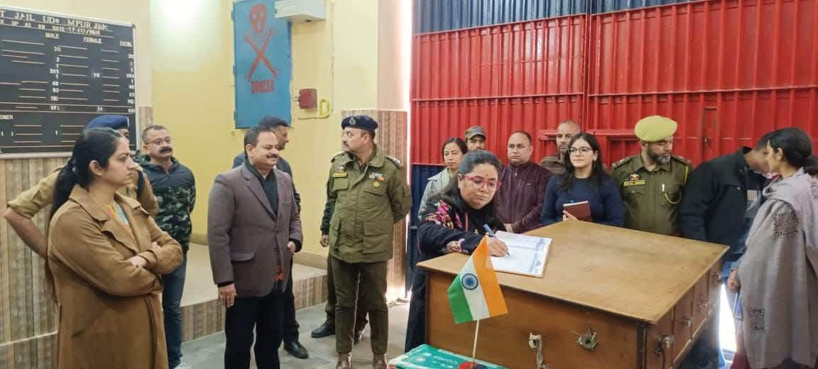  जिला जेल का दौरा करने पहुंची डालसा की टीम।