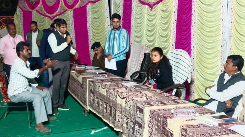 जिला कलेक्टर टीना डाबी ने सुनी ग्रामीणों को समस्याएं।