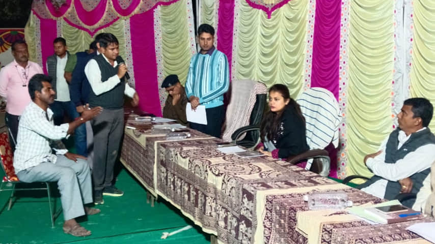 जिला कलेक्टर टीना डाबी ने सुनी ग्रामीणों को समस्याएं।