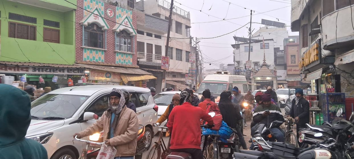 Encroachment on the road, people struggled in traffic jam