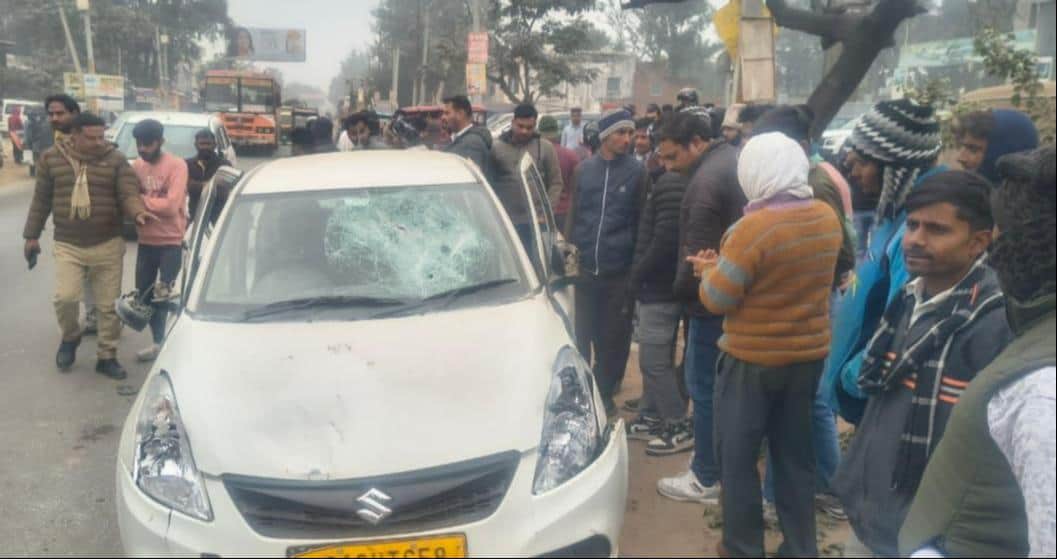 जीटी रोड पर तोड़फोड़ के बाद खड़ी कार व मौजूद पुलिस और भीड़। संवाद