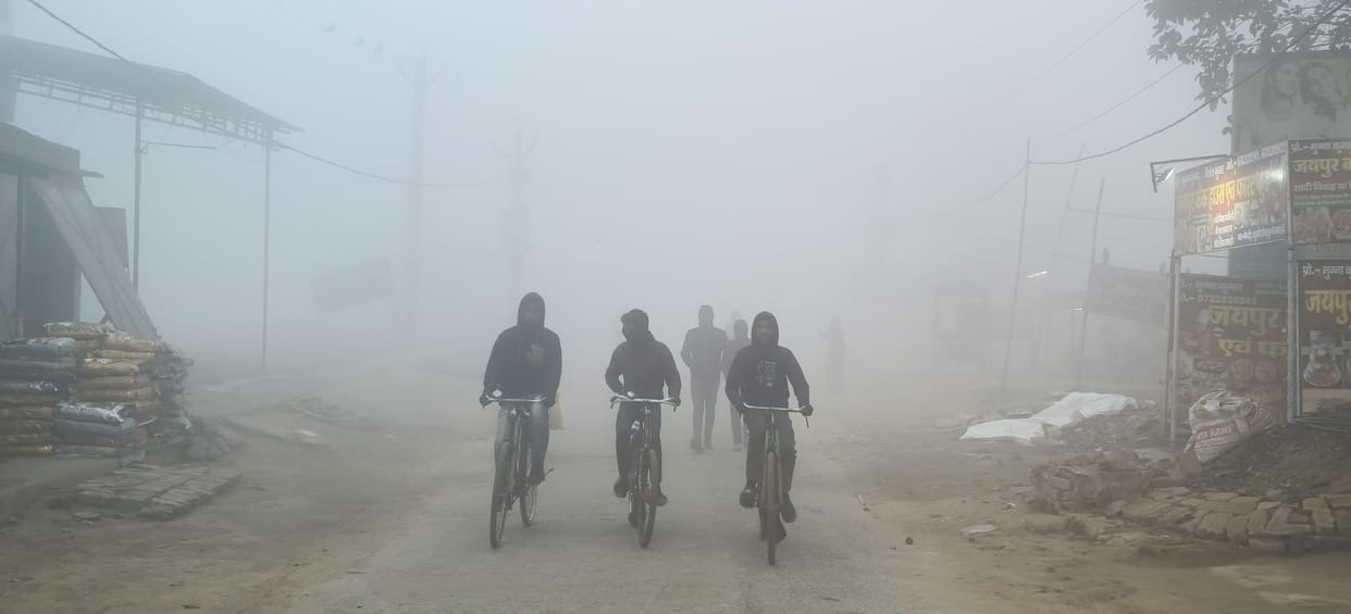 Bettiah bihar news Cold wreaks havoc in West Champaran life halted due to fog today news in hindi
